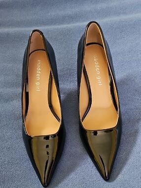 Madden Girl Black Patent Pointed Pumps with Tan Insole 5.5